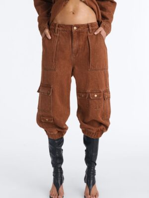 Pants with a cropped