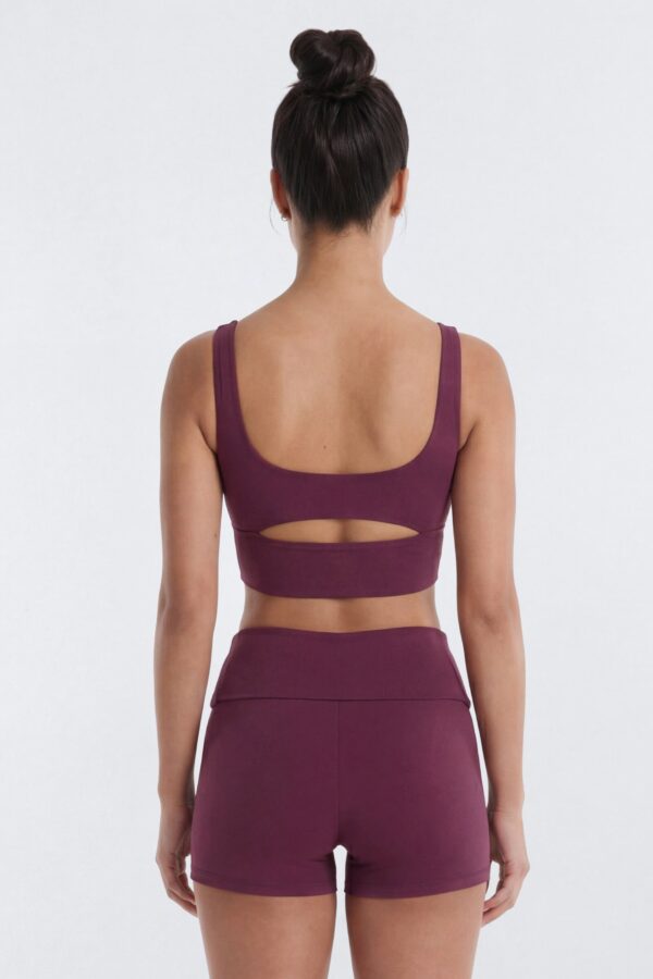 Top in 82% polyester and 18% spandex