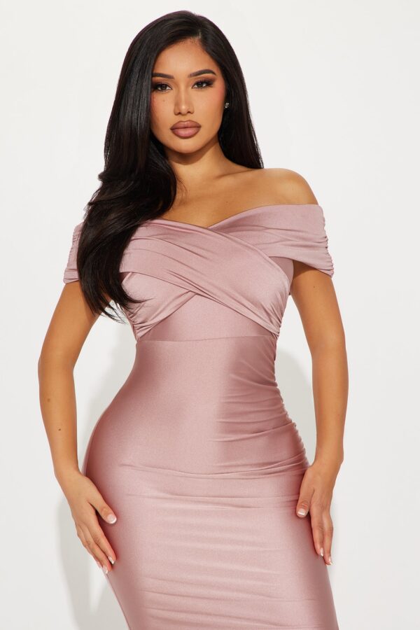 Dress in 82% nylon