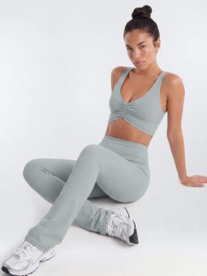 Piece with a v-neck