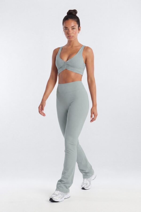 Piece with a v-neck