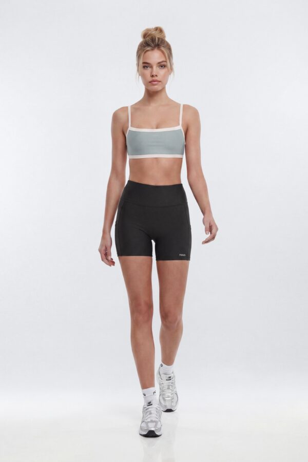 Shorts in Black 77% polyester