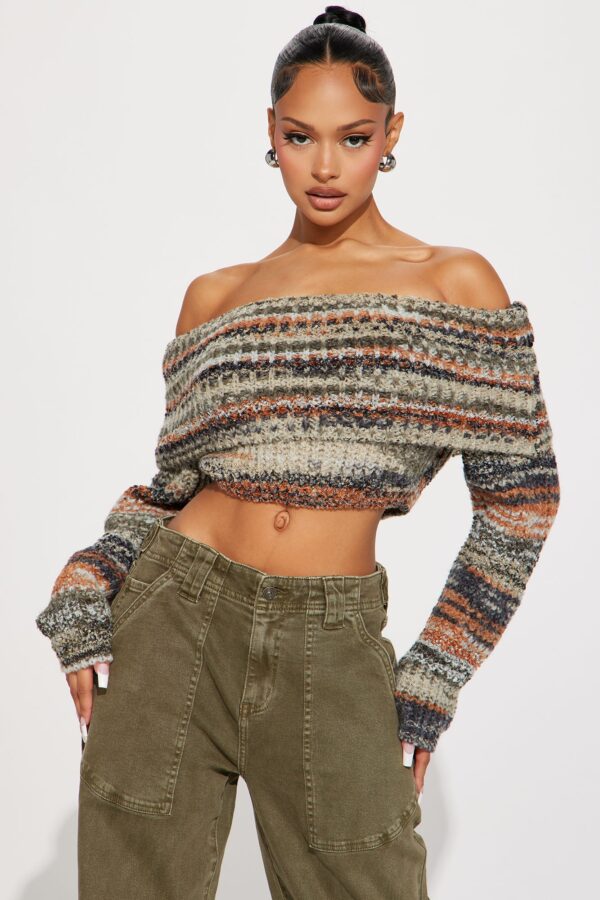 Pullover with a cropped