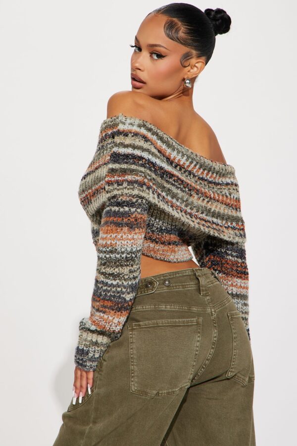Pullover with a cropped