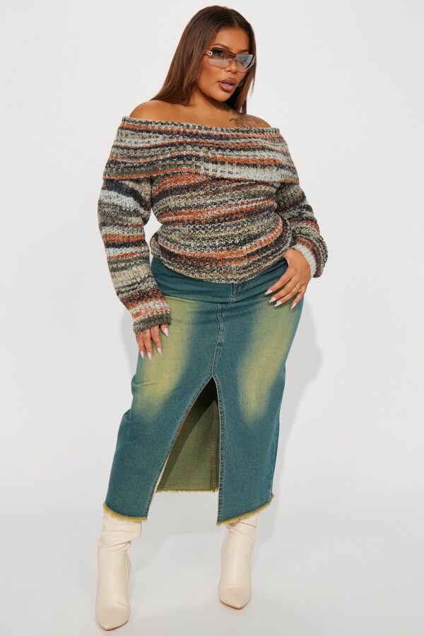 Pullover with a cropped