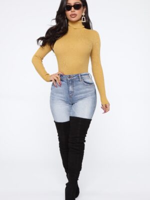 Pullover in Mustard