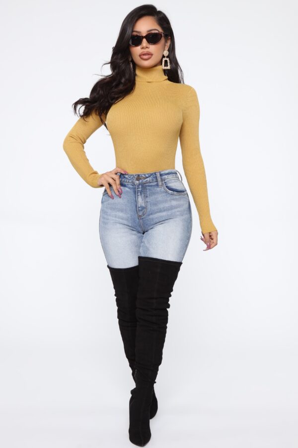 Pullover in Mustard