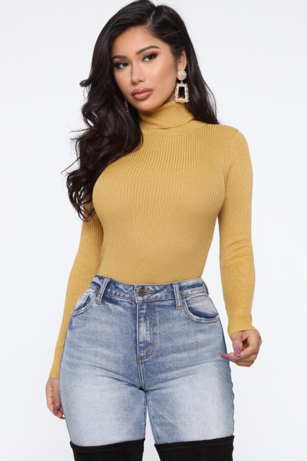Pullover in Mustard