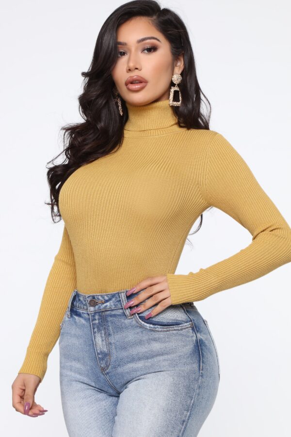 Pullover in Mustard