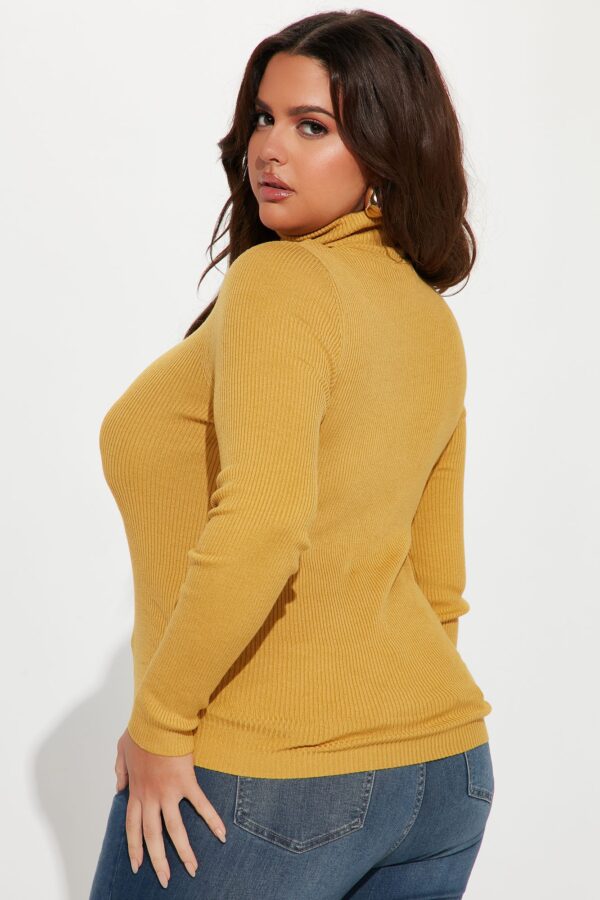 Pullover in Mustard
