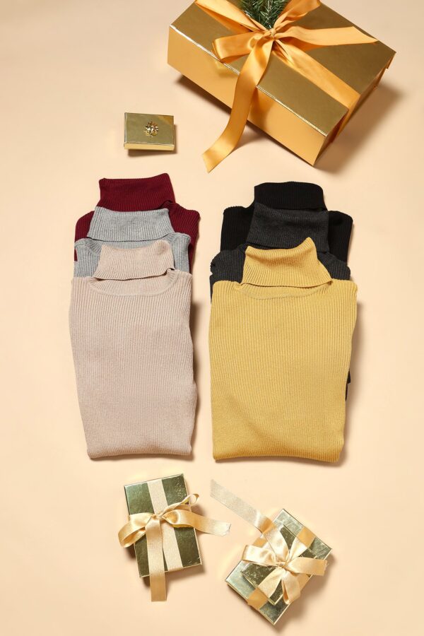 Pullover in Mustard