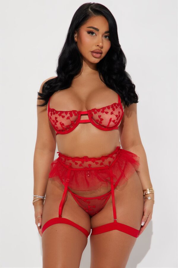 Set with contrast trim