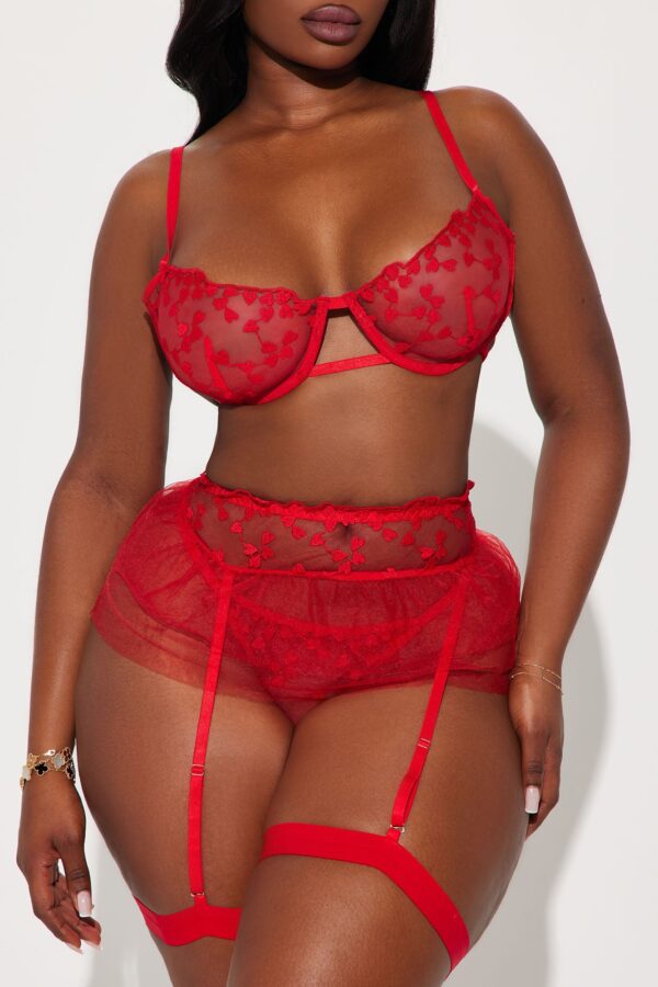 Set with contrast trim
