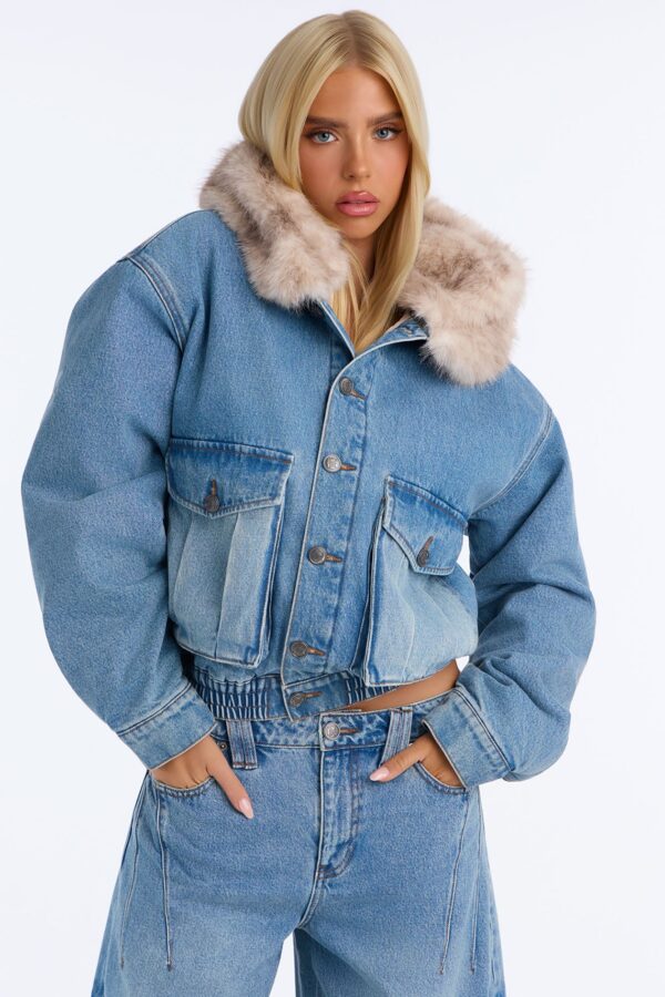 Jacket with a wide leg