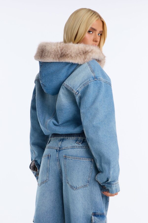Jacket with a wide leg